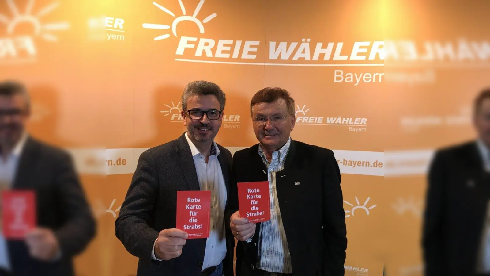 Rote Karte für die Straßenausbausatzung: Matthias Vilsmayer (li.) und Hans Friedl initiierenein Bürgerbegehren. (Foto: Vilsmayer)