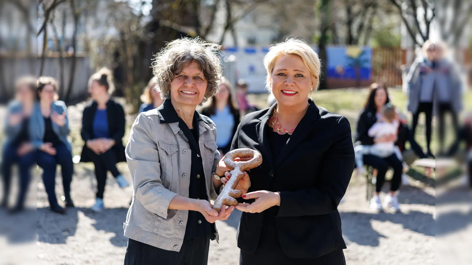 Pfarrerin Katja Deffner von der Heilandskirche übergab kürzlich die Leitung der Kita „Die Arche“ an die Diakonie München und Oberbayern in Vertretung durch Diakonin Margit te Brake (v.l.)  (Foto: Diakonie München/Matthias Balkto)