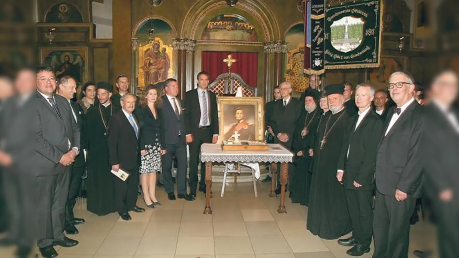 Teilnehmer des Gottesdienstes und des Festakt zu Ehren von König Otto von Griechenland mit einem Porträt des jungen Königs.	 (Foto: Christian Lehrer)