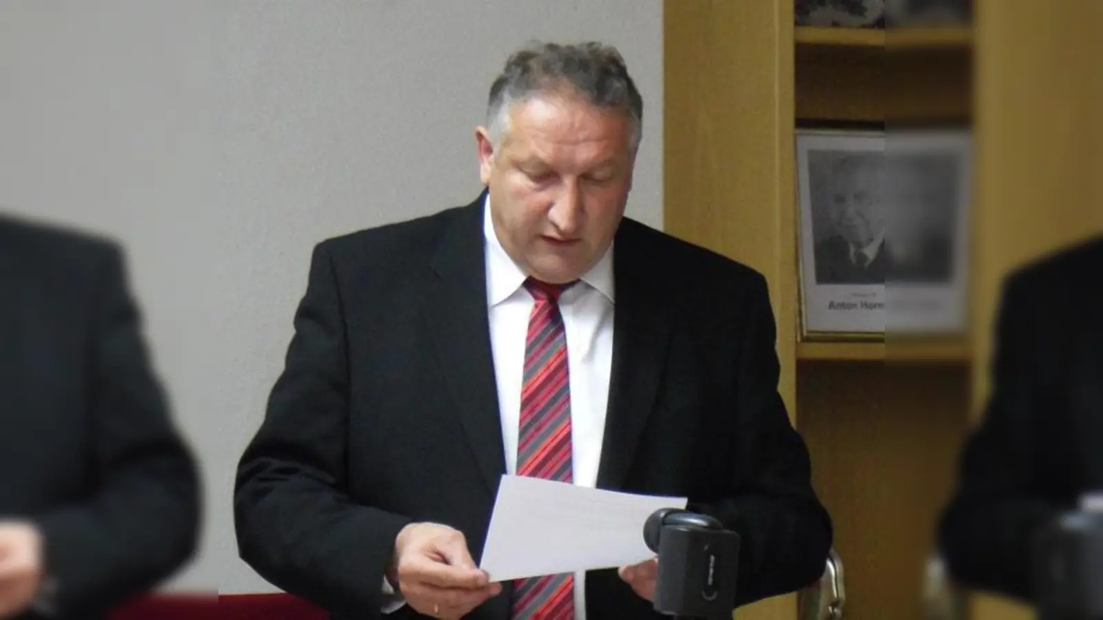 Muss bei der Dorferneuerung jetzt aufs Tempo drücken: Bürgermeister Hans Wiesmaier.	 (Foto: sy)