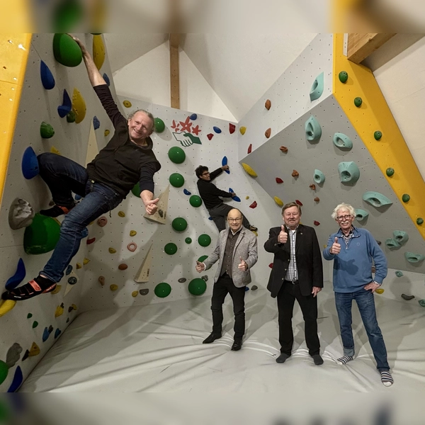 Die Kletterer Stefan Jäger und Christian Borchert sowie Bürgermeister Hermann Nafziger, Vereinsvorsitzender Karlheinz Beck und Roman Brugger (v.l.) eröffneten den Boulderraum im Dach des Naturfreunde-Vereinsheim. (Foto: Ulrike Seiffert)
