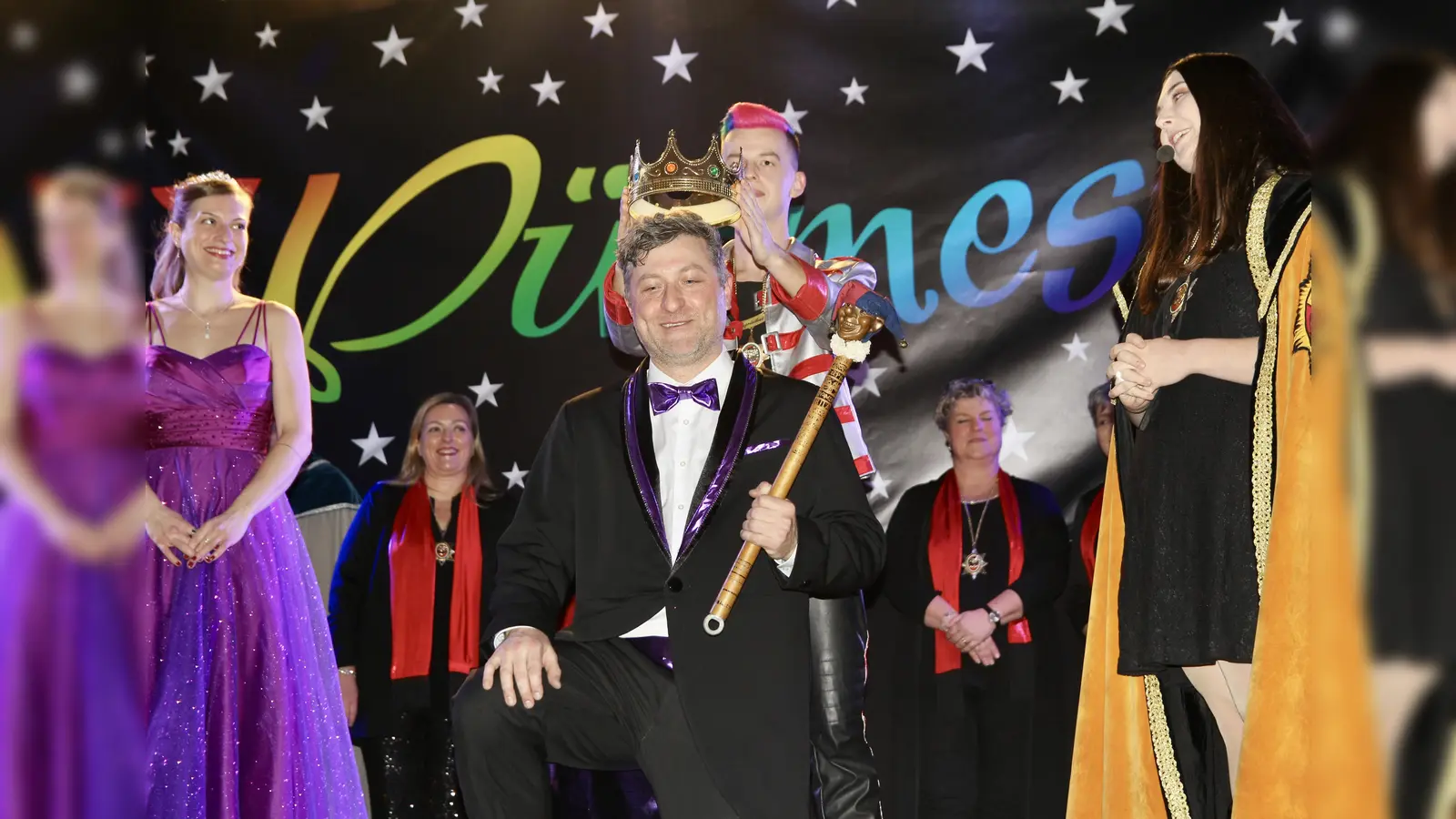 Dreifach Ramasuri! Nach zweijähriger Amtszeit konnte Lukas I. die Faschingskrone endlich dem nächsten Prinzen, Max I., überreichen. Für die neue Würmesia-Präsidentin Pia Serve (r.) war es die allererste Inthronisation. Links im Bild die neue Prinzessein Vanessa II. (Foto: us)