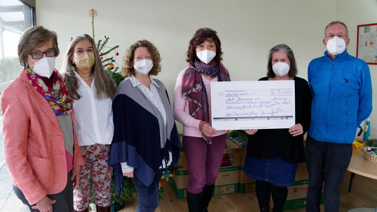 Renate von Meyer (Vorstand Sozialstiftung) (links), Eleanor Reis (Vorstand Sozialstiftung) (dritte von rechts) und Fritz Reichel (Vorstand Sozialstiftung) haben den symbolischen Scheck über 3.000 Euro an Annette Zaus (AWO, Leitung Ehrenamtsgruppe) (zweite von links), Brit Hupp-Alter (AWO, Geschäftsführung) (dritte von links) und Saskia Schon (AWO, Geschäftsführung) (zweite von rechts) übergeben. (Foto: AWO Germering e.V. )