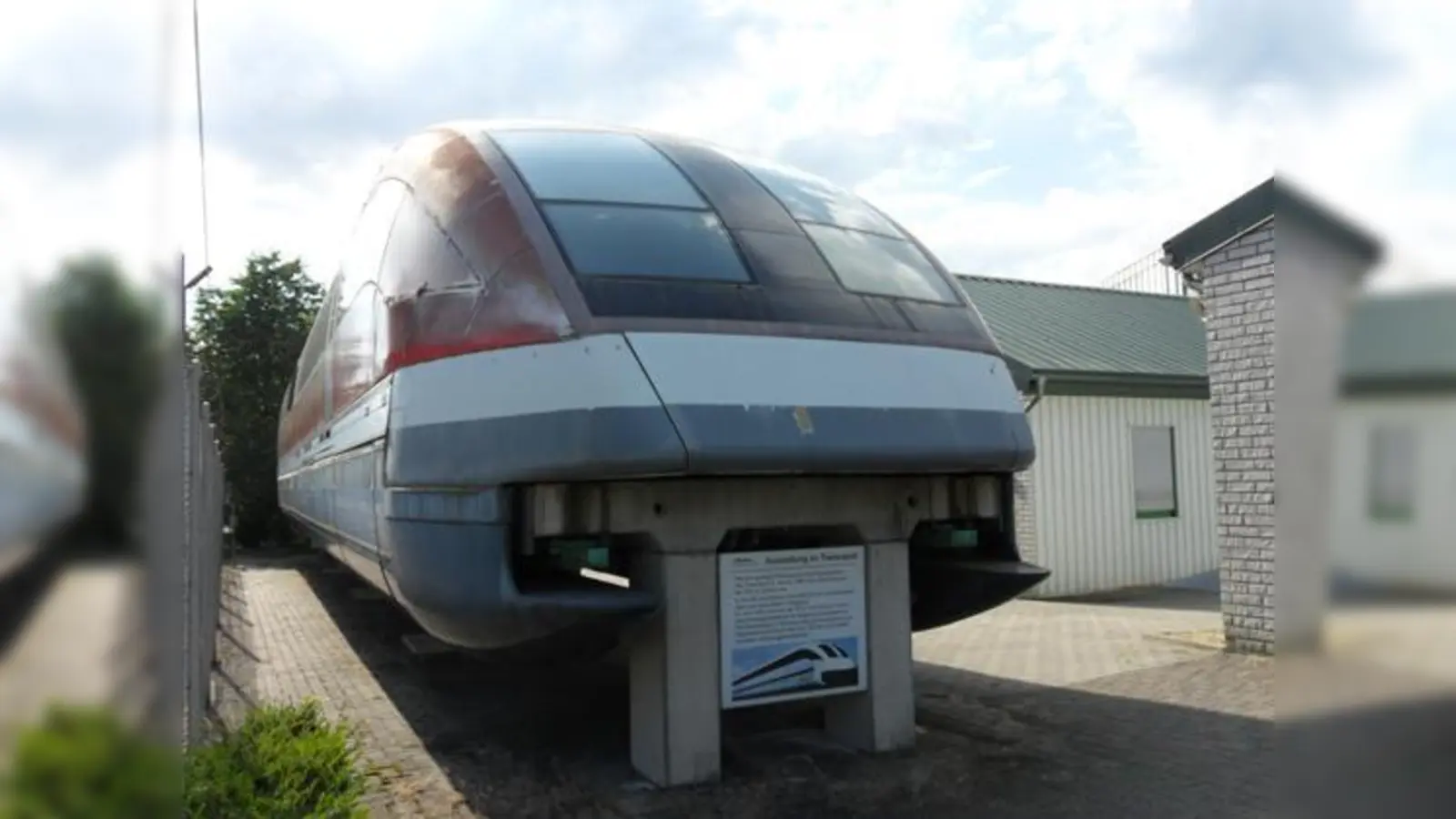 Da steht er nun in Lathen und gammelt vor sich hin: der Münchner Transrapid (Foto von 2012).	 (Foto: cr)