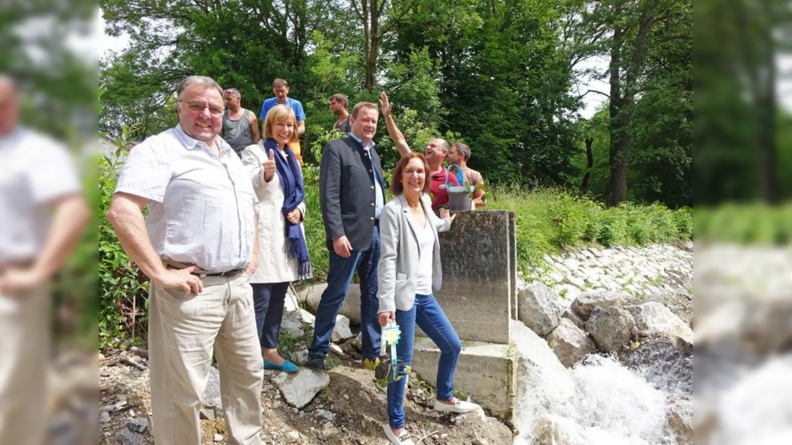 Wolfgang Schratzlseer von der Firma Schernthanner, Lydia Brooks, Sachgebietsleiterin Umwelt, der Zweite Bürgermeister Peter Köstler, Bauamtsleiterin Elisabeth Breiter und Betriebshofsleiter Helmut Degen sowie Mitarbeiter des Bauhofs (v.l.) gaben den Startschuss für den Einlauf des Wassers in den Weiher. (Foto: Birgit Doll)