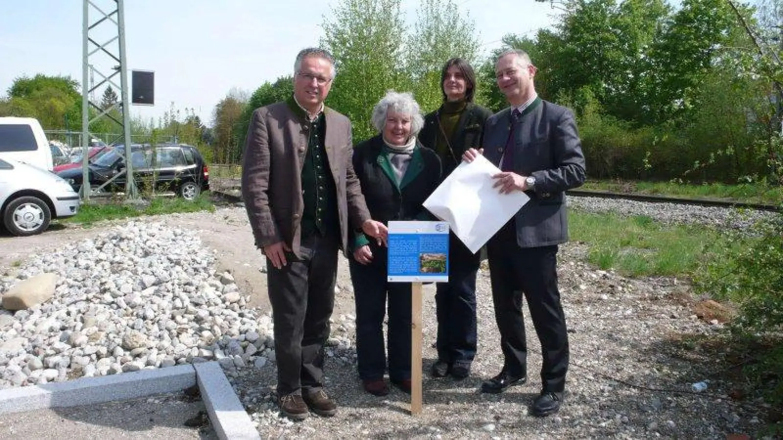 Enthüllten das Schild v. li.: Jürgen Umseher, Barbara Ney, Irene Wagensonner und Wolfgang Großmann. (Foto: privat)