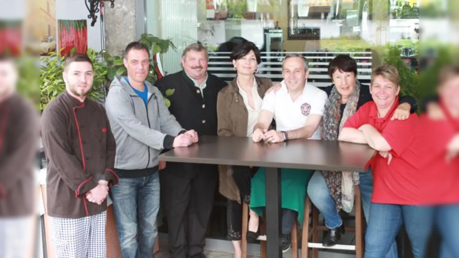 Bürgermeister Georg Reitsberger (3. li.) und die fleißigen Gastronomen und Helfer laden am Sonntag zur italienischen Nacht nach Baldham ein.	 (Foto: Gemeinde)