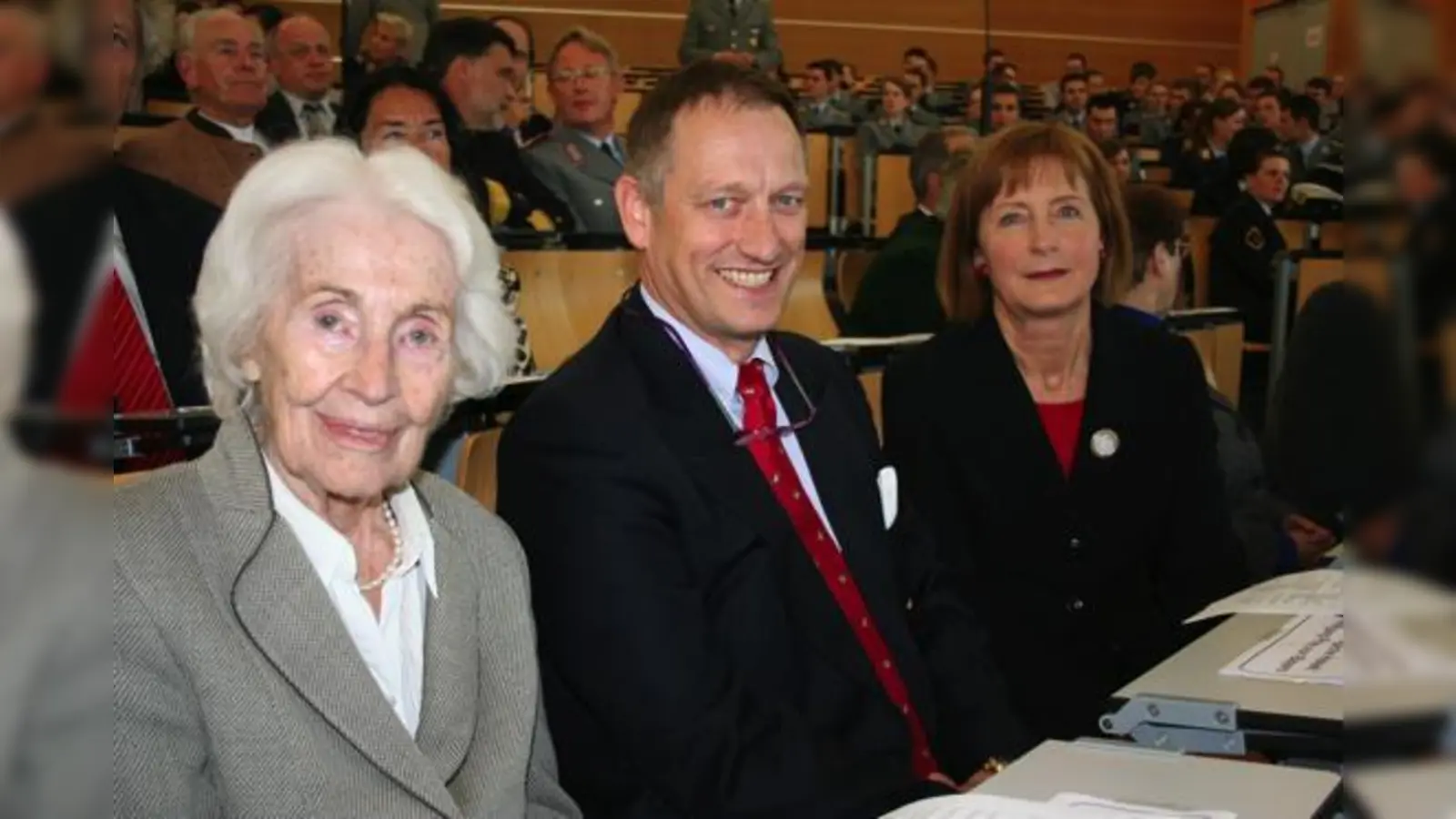 Prominente Ehrengäste beim Festakt: Zeitzeugin Hildegard Hamm-Brücher (links), Prinz Wolfgang von Bayern und Dr. Hildegard Kronawitter, Präsidentin der »Weiße-Rose-Stiftung«.	 (Foto: ws)