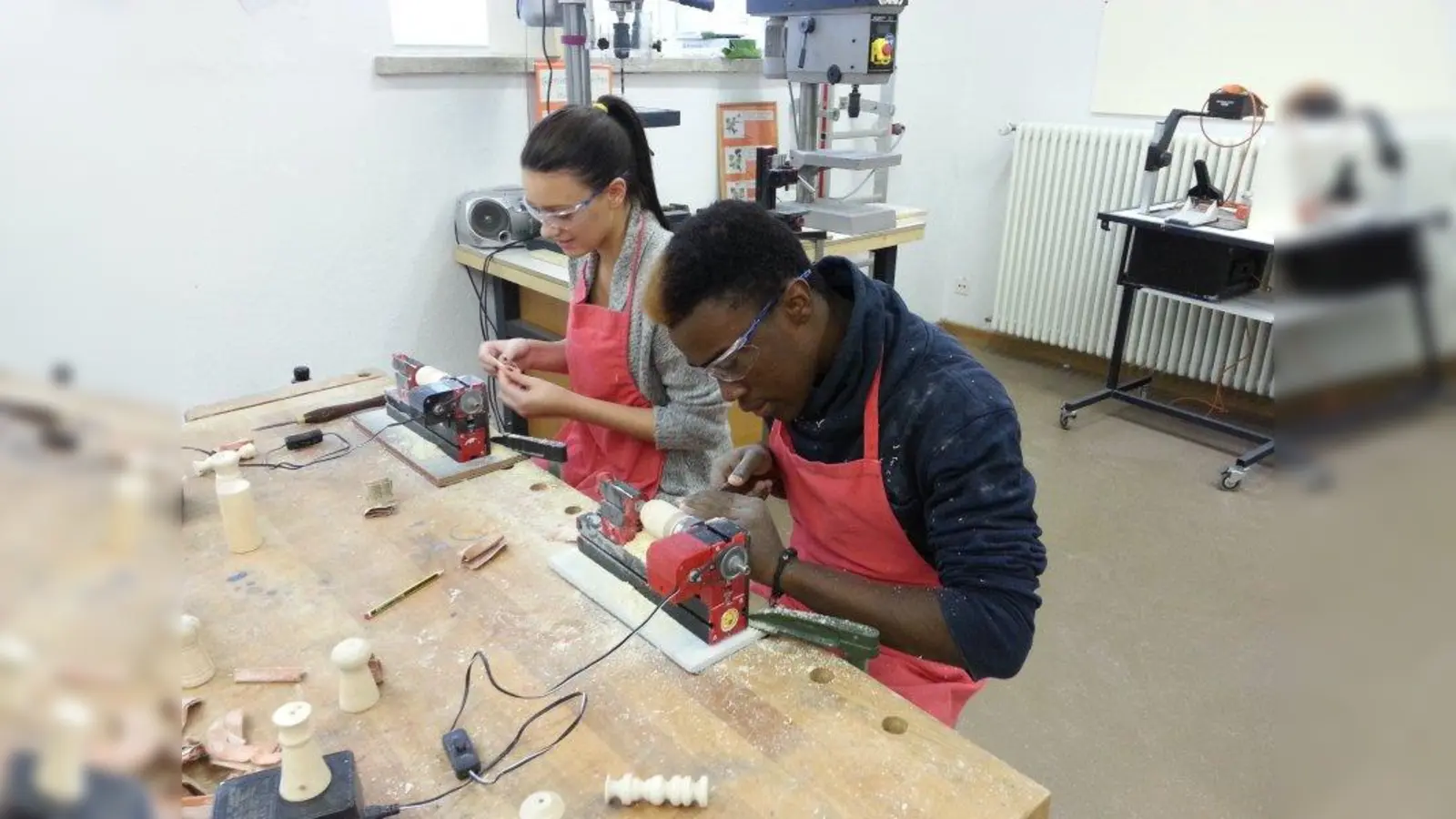 Eine Woche lang hatten die Mittelschüler aus Laim die Gelegenheit den Beruf des Drechslers kennen zu lernen und erste eigene Gegenstände aus Holz herzustellen. (Foto: pi)
