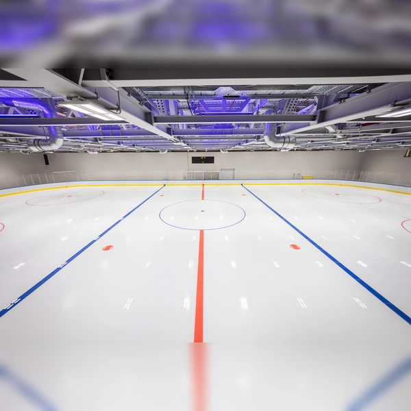 Kühler Sport auch an heißen Tagen: Ab sofort ist der SAP Garden für den Publikumslauf geöffnet. Hier im Bild zu sehen ist eine der Trainingseisflächen.  (Symbolbild: © Flo Hagena/ SAP Garden)