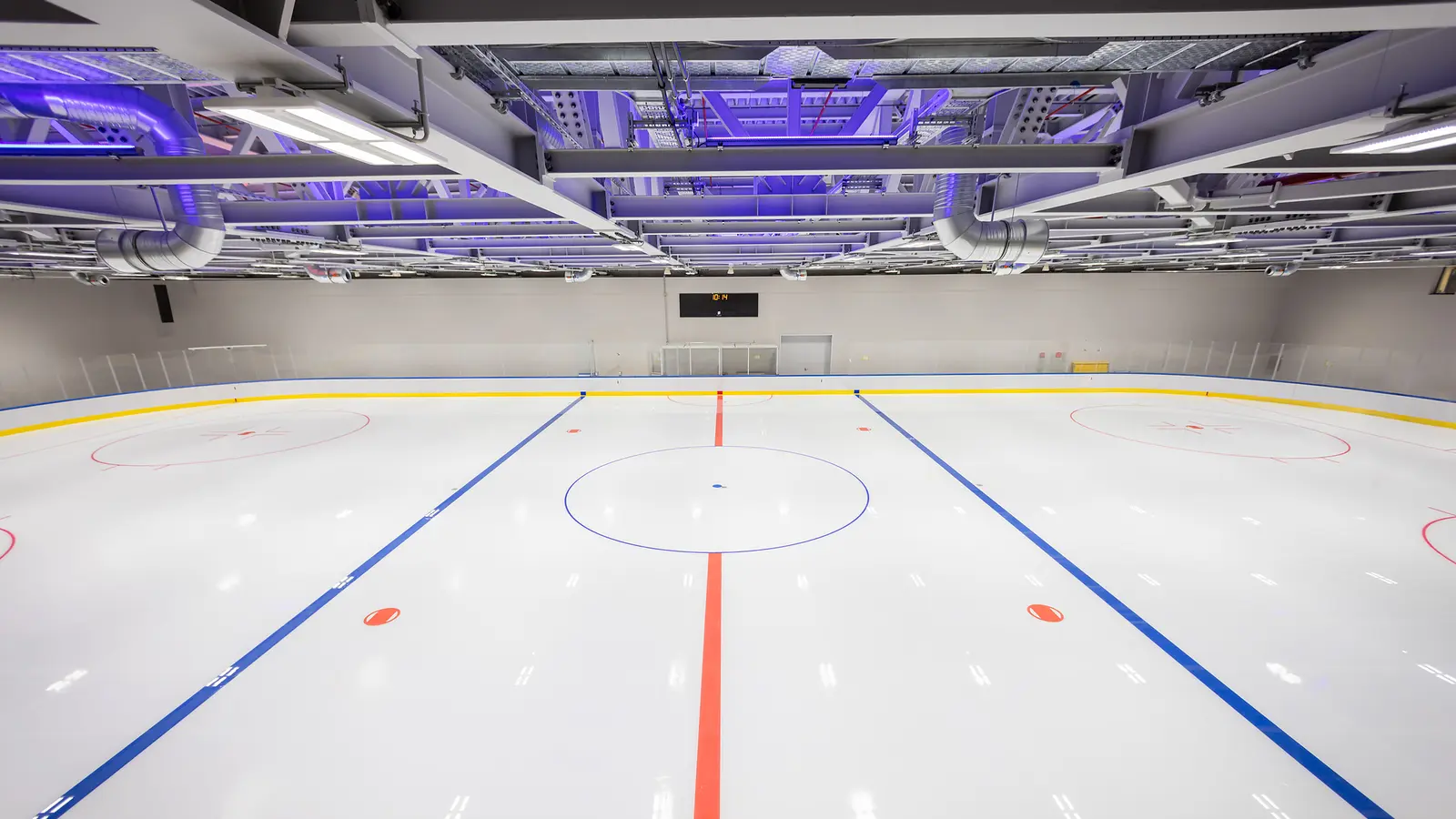 Kühler Sport auch an heißen Tagen: Ab sofort ist der SAP Garden für den Publikumslauf geöffnet. Hier im Bild zu sehen ist eine der Trainingseisflächen.  (Symbolbild: © Flo Hagena/ SAP Garden)