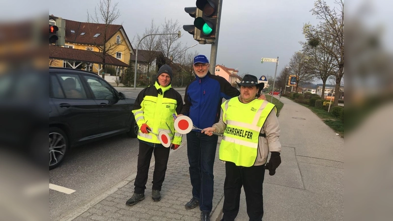 Karl-Heinz Koller mit zwei Schülerlotsen. (Foto: DKSB)