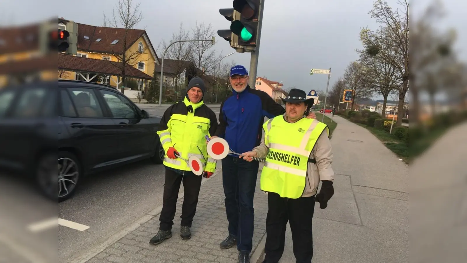 Karl-Heinz Koller mit zwei Schülerlotsen. (Foto: DKSB)