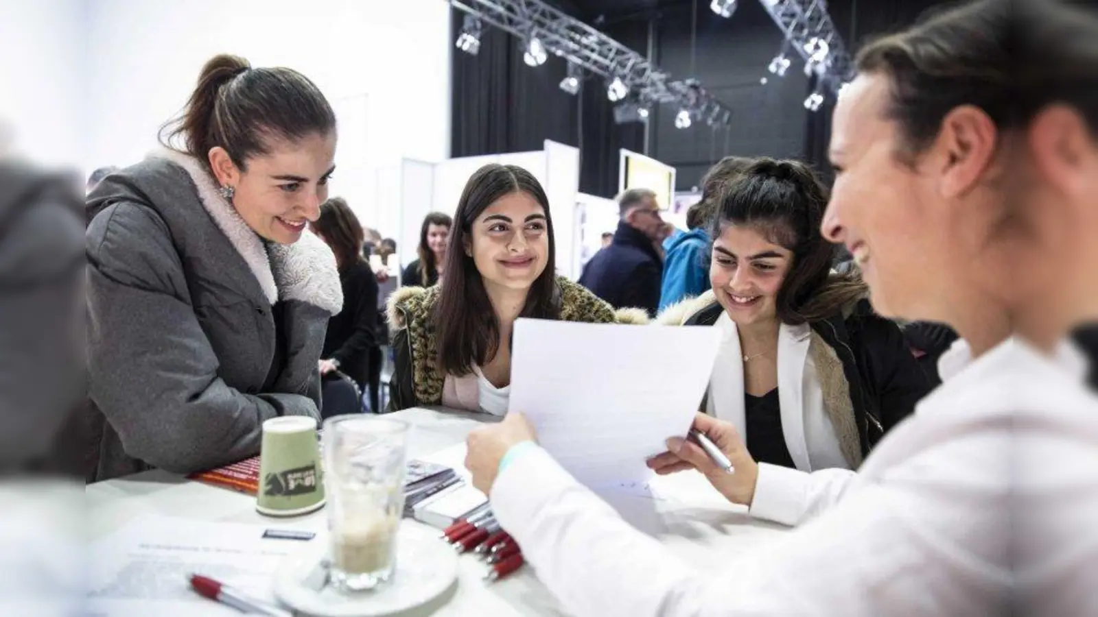 Jugendliche beim Bewerbungscheck. (Foto: Das Kraftbild für IHK München)