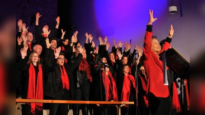 Die Uli-Singers (vorne Chorleiterin Biggi Danninger) bereiteten ihrem Publikum in der Schlossberghalle ein musikalisches Feuerwerk vom Feinsten. (Foto: Florian Heeg)