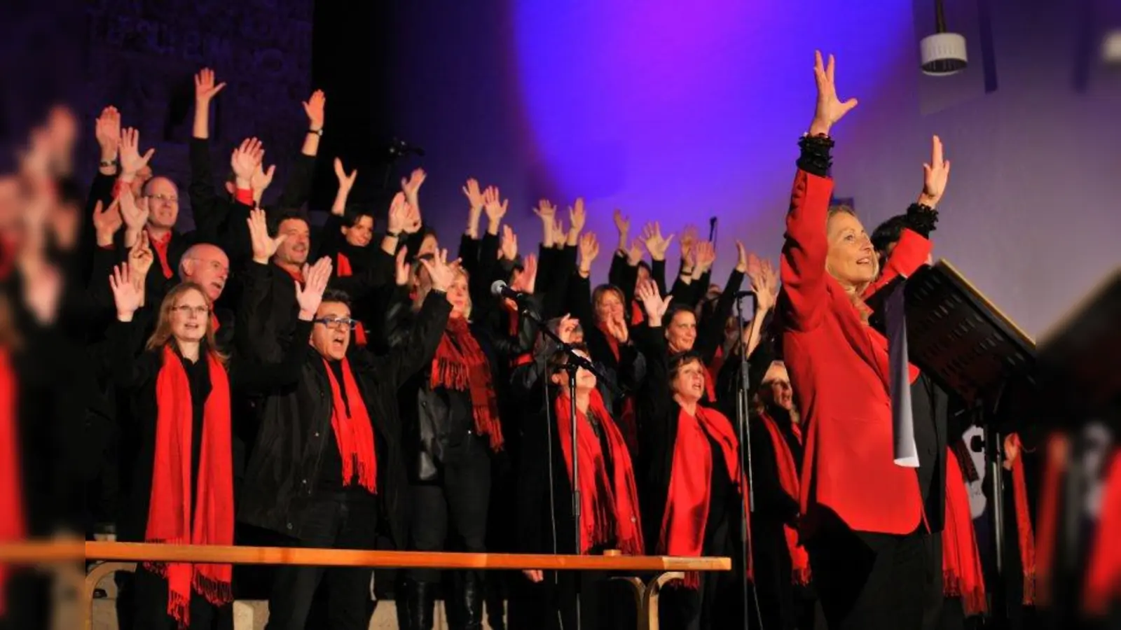Die Uli-Singers (vorne Chorleiterin Biggi Danninger) bereiteten ihrem Publikum in der Schlossberghalle ein musikalisches Feuerwerk vom Feinsten. (Foto: Florian Heeg)