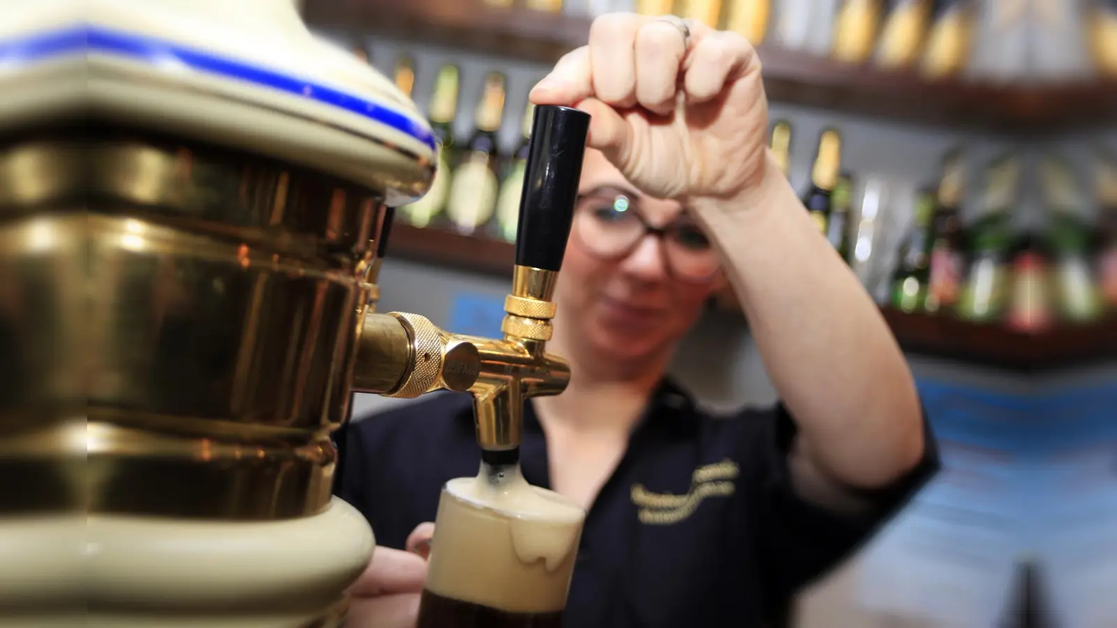 Zapfen im Zweitjob. Immer mehr Menschen sind auf ein Nebeneinkommen angewiesen. Viele von ihnen arbeiten nach Feierabend in der Gastronomie. (Foto: NGG)
