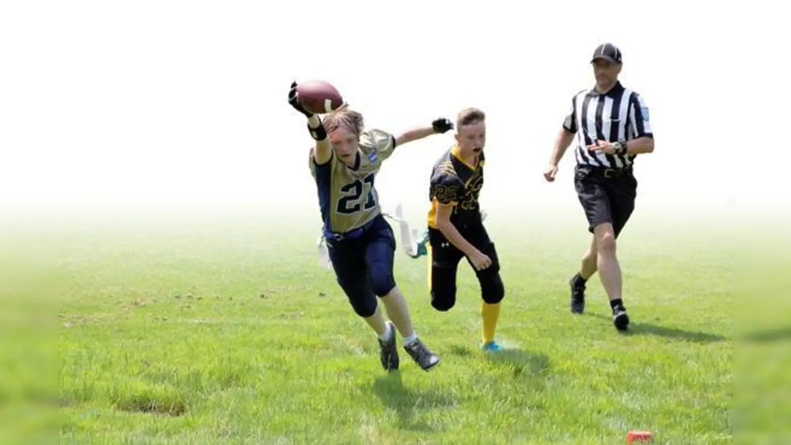 Daniel Brandl (21) hechtet mit dem Ball zum Touchdown für die Bulls. 	 (Foto: M. Kröner)