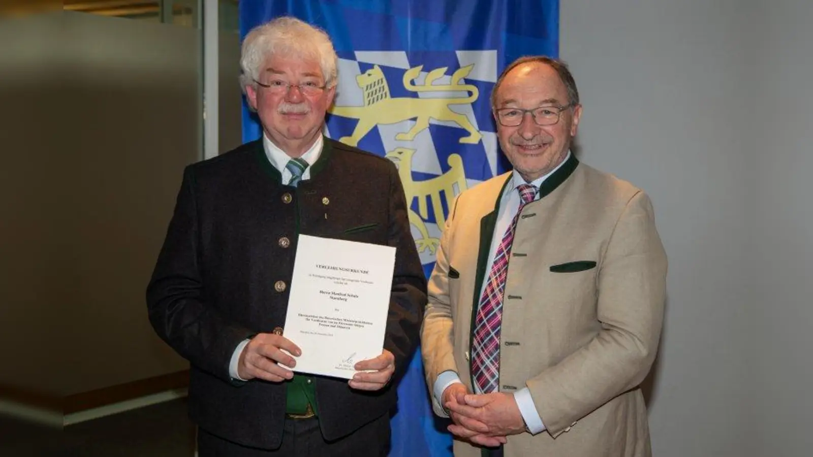Landrat Karl Roth (rechts) überreichte Manfred Schulz das Ehrenzeichen des Bayerischen Ministerpräsidenten. (Foto: Landratsamt Starnberg)