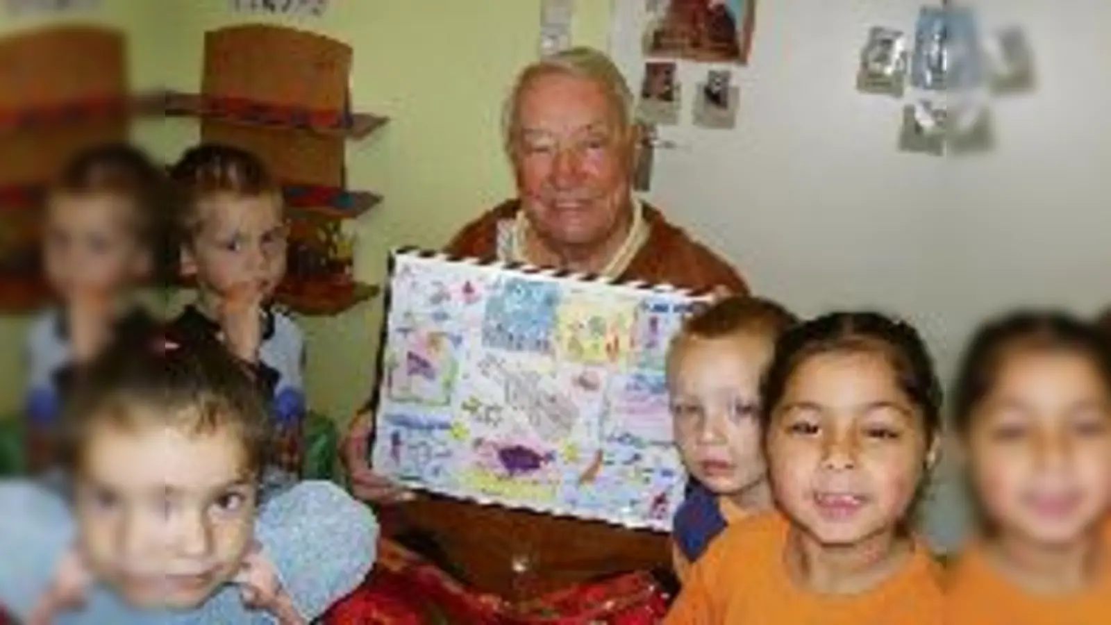 »Weihnachten einmal anders rum«: Der »Onkel Strasser« besuchte das Montessori-Kinderhaus und durfte sich beschenken lassen. Seit fünf Jahren lädt die Einrichtung in der Wintersteinstraße regelmäßig prominente Künstler zur Vorweihnachtszeit ein.  (Foto: Pri)