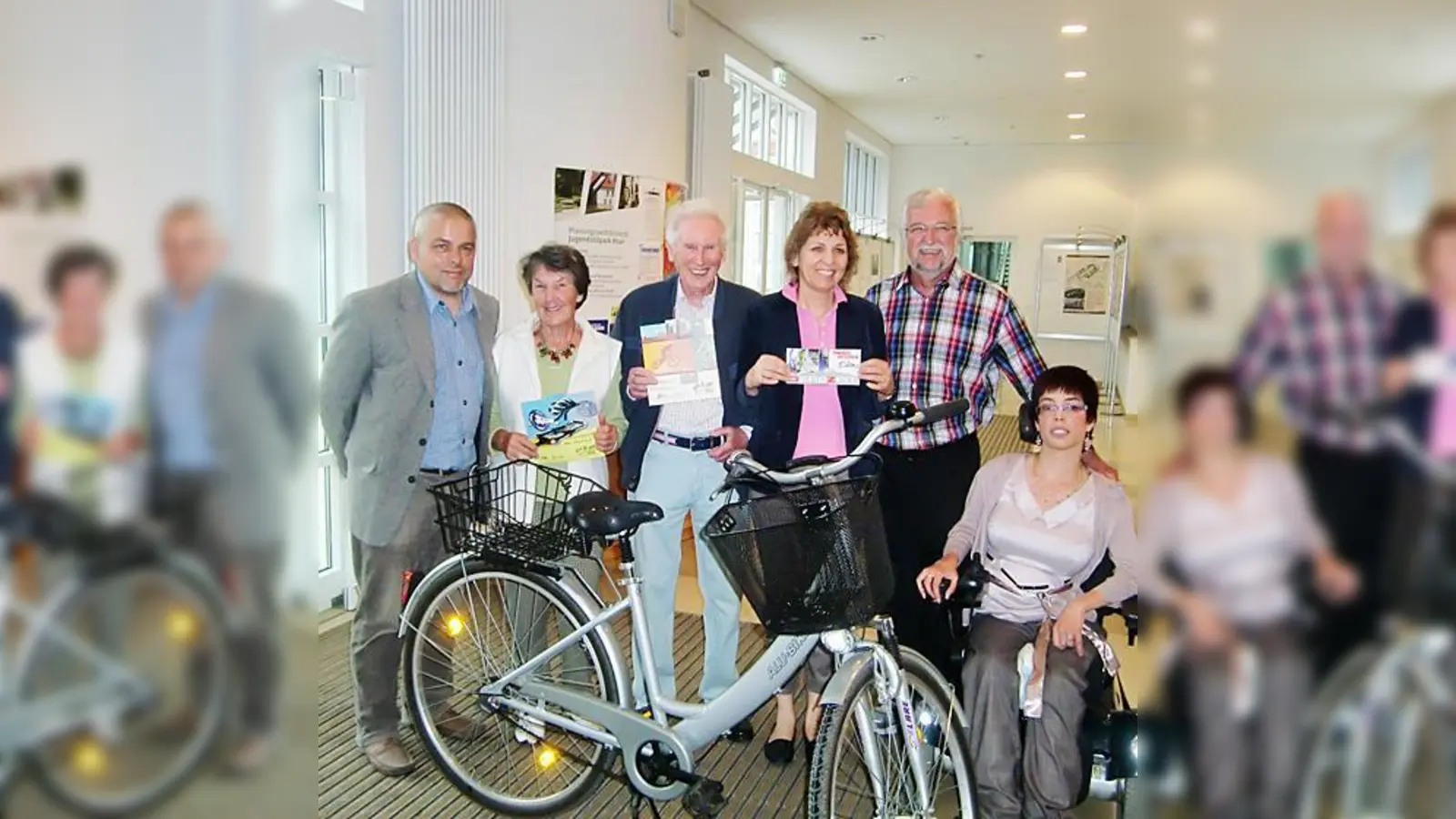 Michael von Ferrari (li.), Helmut Dworzak und Daniela Hülle (re.) gratulieren  Elfriede Modl (2. v. li.), Bernhard Kalinke (3. v. li.) und Silvia Feddersen.  (Foto: ikb)
