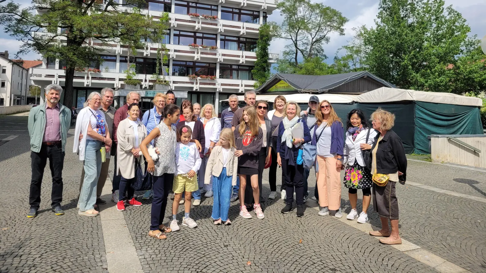 Die Gäste der Grünwalder Tafel erhielten eine spezielle Führung durch Grünwald.  (Foto: Trommen)