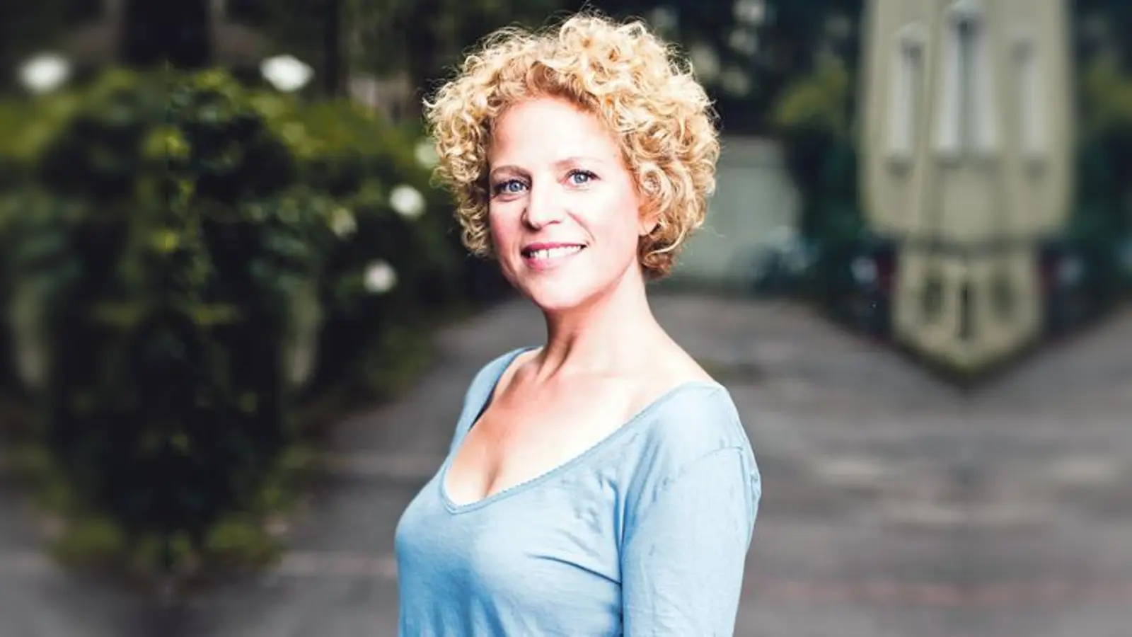 Christiane Brammer mag ihr Handy auch dann ganz gerne, wenn sie es mal zuhause vergisst. So ist das Stück »Der verrückte Handyladen« auch kein Loblied auf den für viele Menschen unverzichtbaren Begleiter.	 (Foto: Hagen Schmauss)