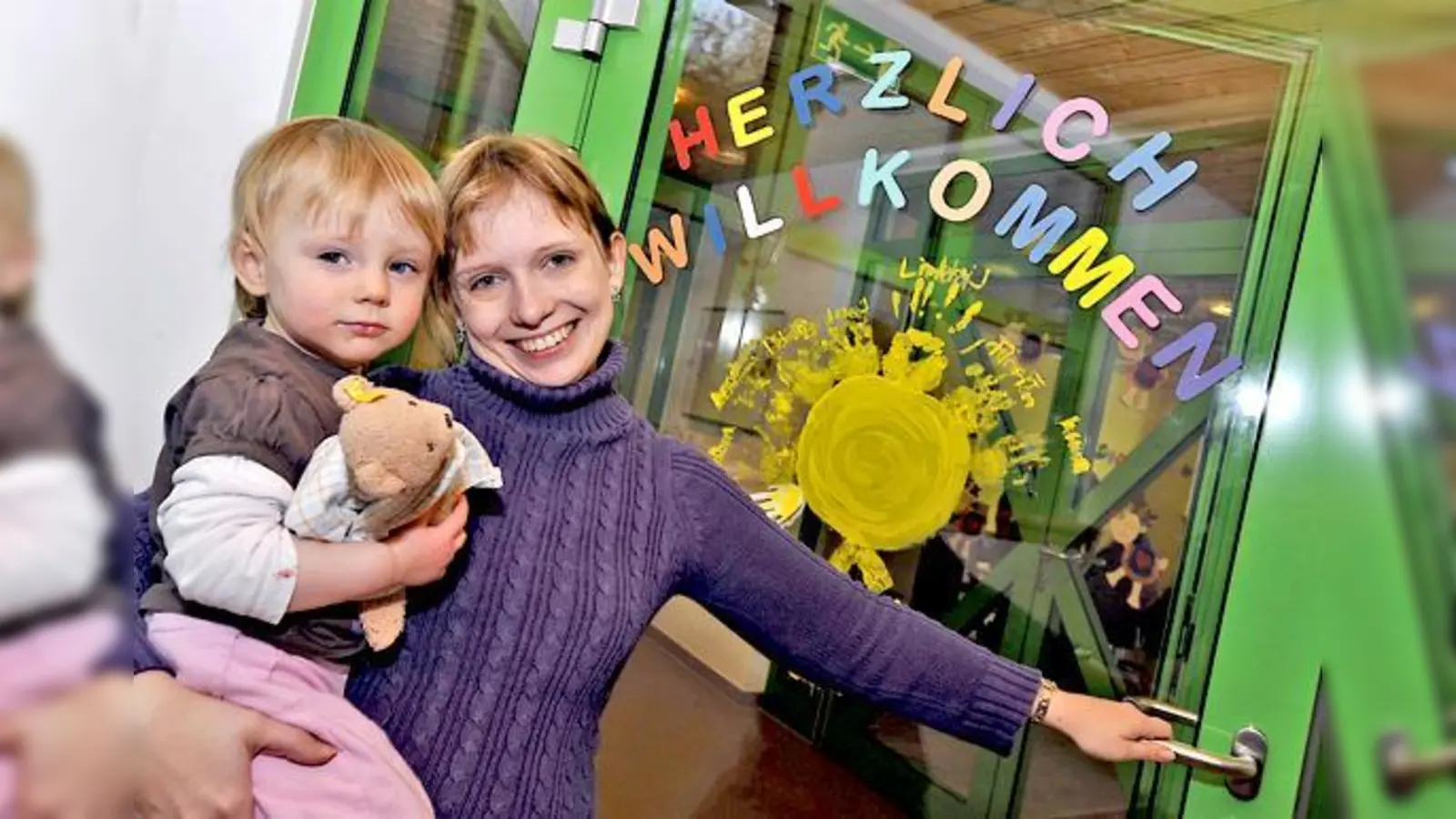 Sozialpädagogin Linda Eisenlöffel bei der Eröffnung der neuen Kinderkrippe der AWO zusammen mit einem kleinen Schützling. 	 (Foto: Schunk)