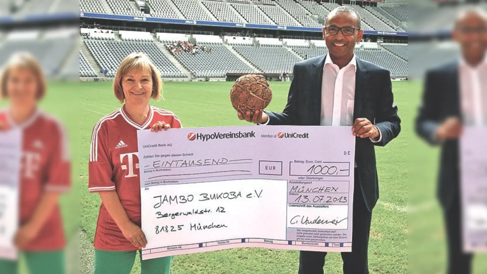 Claudia Lindemeir, stellvertretende Vorsitzende des Fanclubs überreicht Clemens Mulolozi, Gründer von Jambo Bukoba e.V. zufrieden den Spendenscheck. 	 (F.: privat)