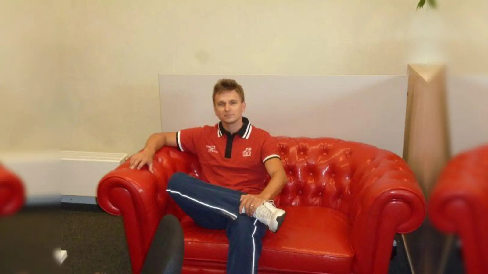 Branislav Skladany auf dem roten Sofa