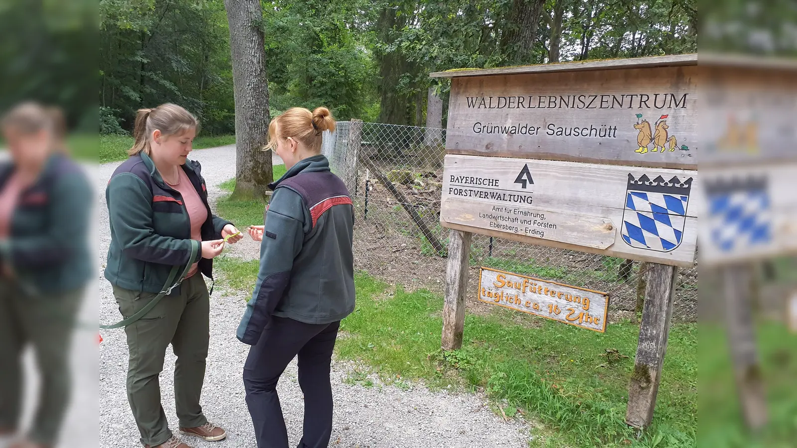 Xenia Rüskamp (v.l.), Leiterin des Walderlebniszentrum (WEZ) im Gespräch mit Eva Gottwald, momentan noch als „Freiwillige“ im WEZ Grünwald beschäftigt ist. (Foto: AELF EE)
