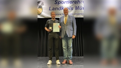 Matthias Ponnerst wurden für seinen Bayerischen Meistertitel im KK Sprintwettkampf und Massenstart von Landrat Christoph Göbel ausgezeichnet.  (Foto: hw)