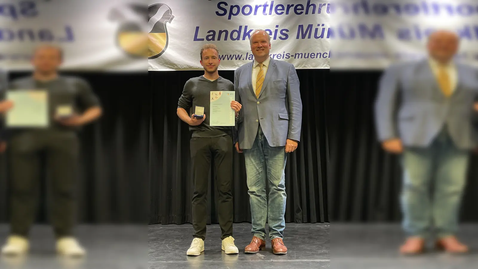 Matthias Ponnerst wurden für seinen Bayerischen Meistertitel im KK Sprintwettkampf und Massenstart von Landrat Christoph Göbel ausgezeichnet.  (Foto: hw)