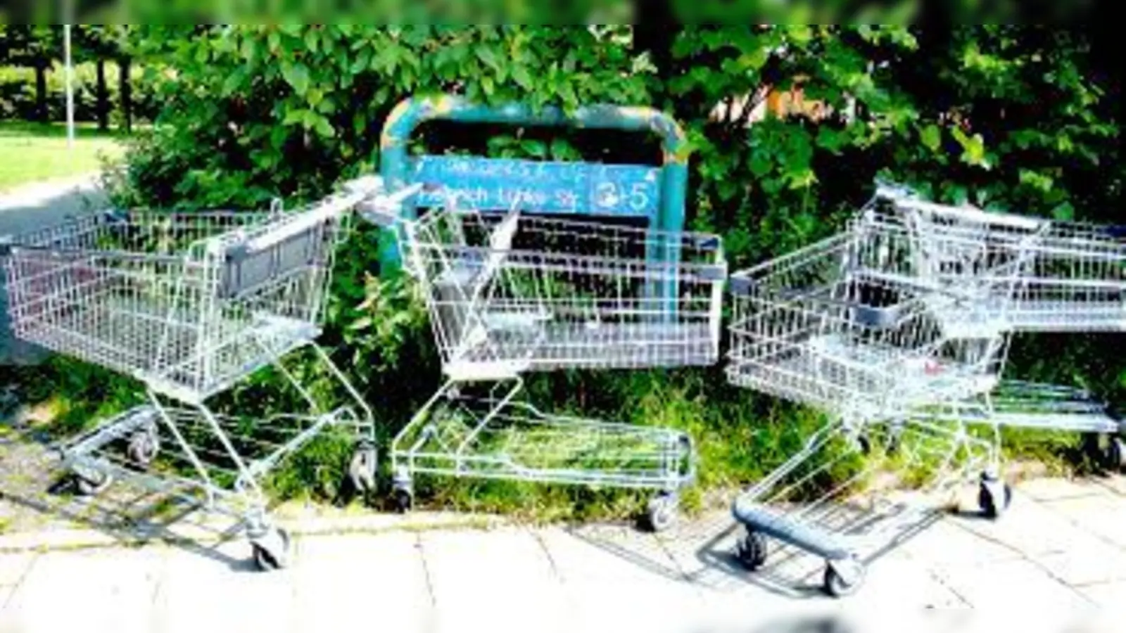 Hässlich herumstehende Einkaufswägen vor Wohnungszugängen in Neuperlach.	 (Foto: aha)