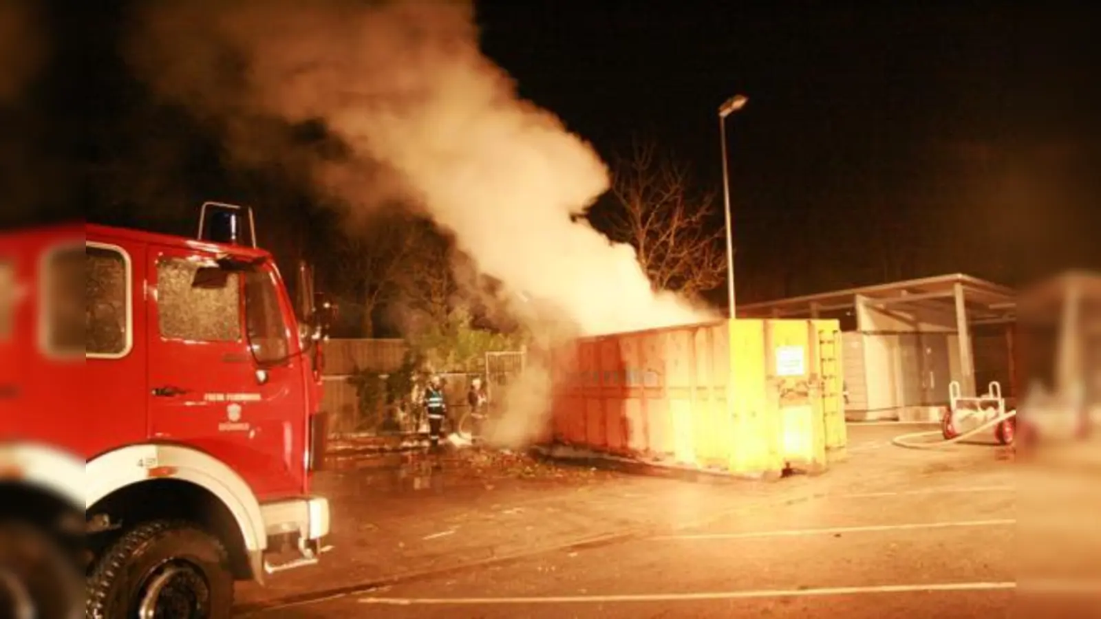 Passanten bemerkten den brennenden Wertstoffcontainer und ruften die Feuerwehr.	 (Foto: Feuerwehr)