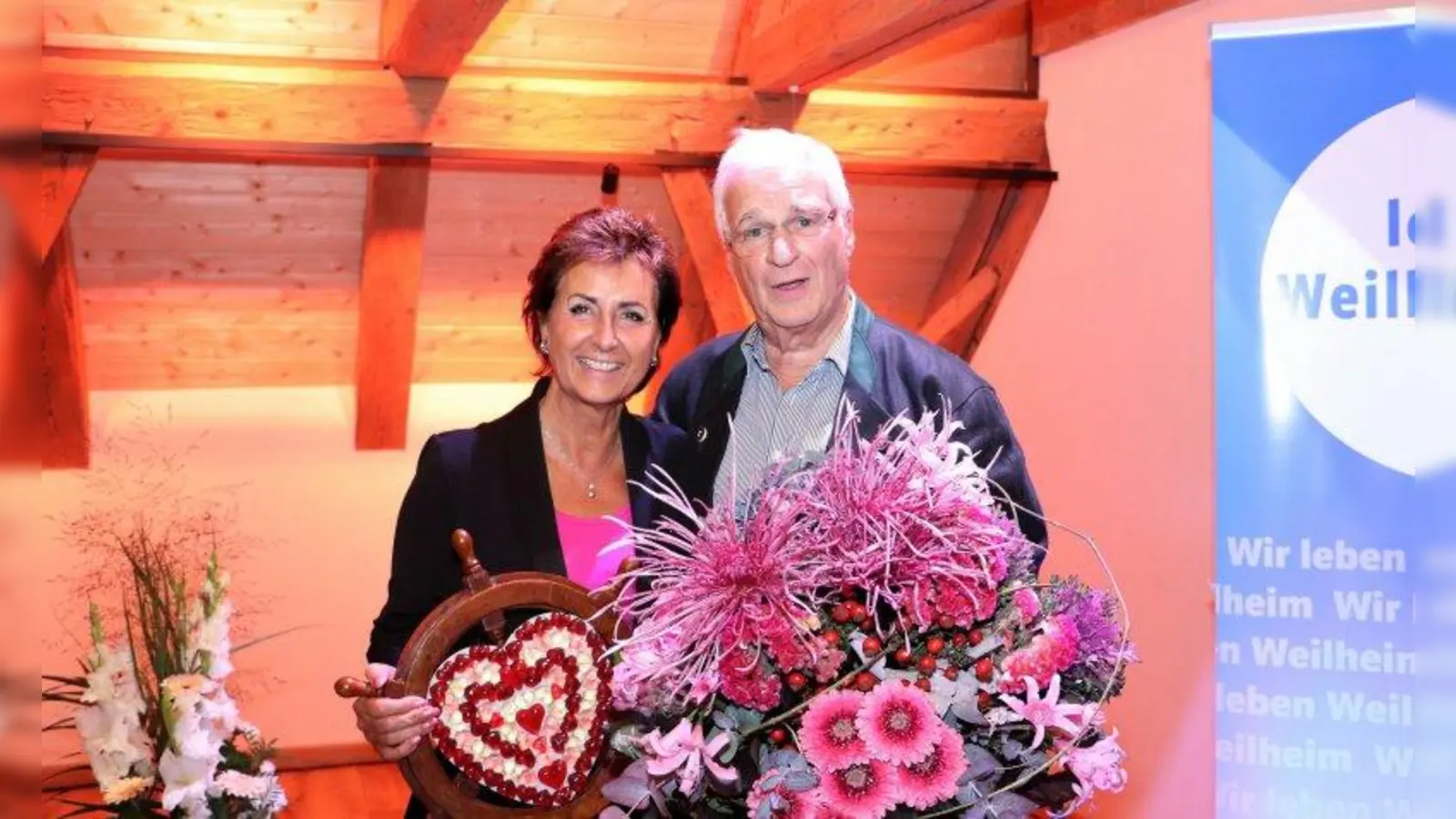 Angelika Flock und Frank Dittmann. Das „Steuerrad mit Herz“ erhielt Flock 2008 von Uta Orawetz zu ihrer Wahl. (Foto: Josef Schmidt)