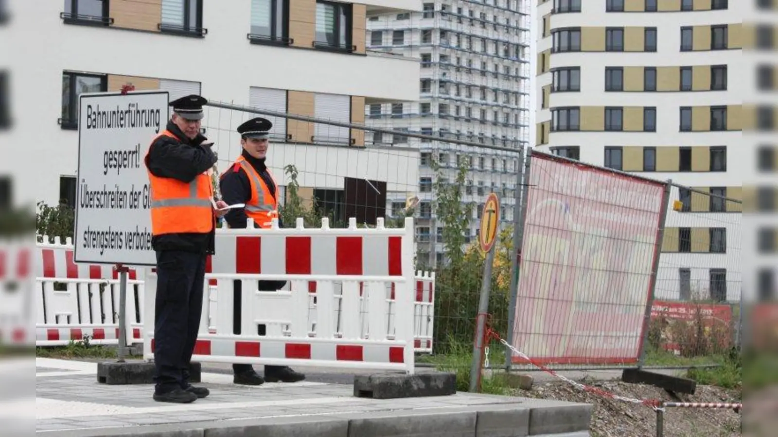 Wachmänner sorgen nun dafür, dass Passanten nicht die verlockende Abkürzung über die Gleise nehmen können. (Foto: tab)