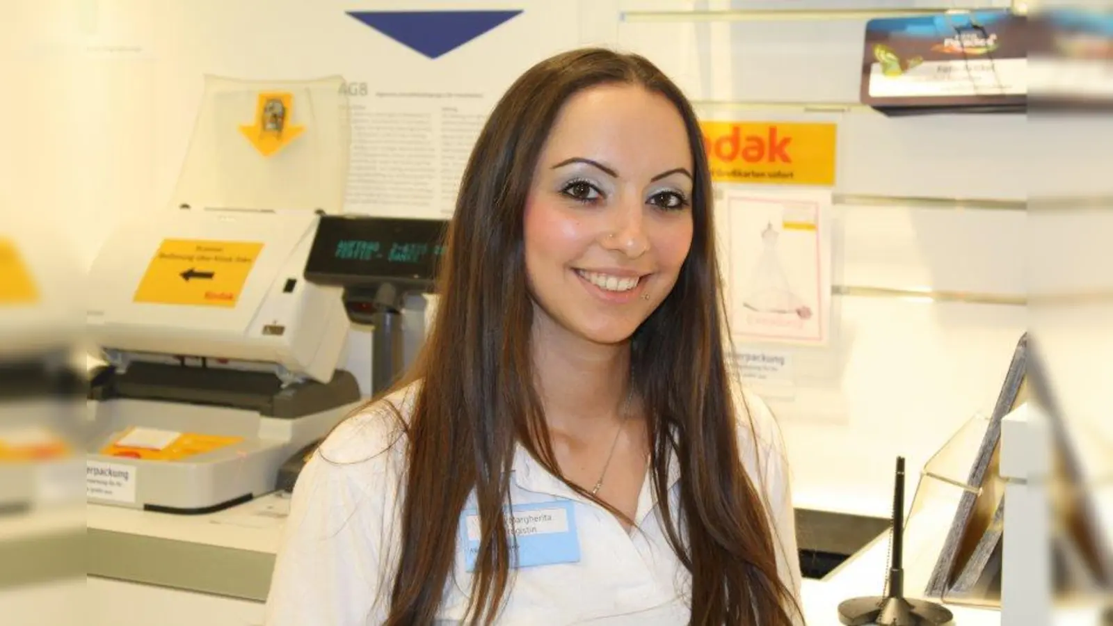 Margherita Dagui, 22 Jahre, Filiale Eichenau: „Die Zeit in der Lernlingsfiliale war richtig spannend und hat viel Spaß gemacht. Wir haben viel Neues dazu gelernt. Außerdem haben wir gut zusammengearbeitet, so dass sich jeder vom anderen das Beste abschauen konnte. Wir waren für die Filiale komplett alleine verantwortlich – das war sehr aufregend. Als nächstes steht für mich nun die Weiterbildung zum Handelsfachwirt an. Mein Ziel ist es, irgendwann selbst eine Filiale zu leiten.“ (Foto: sb)