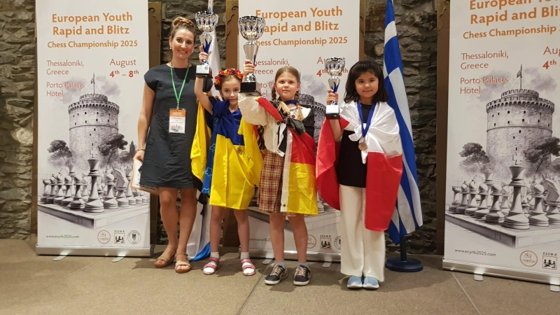 Sofi Lytvynenko (2.v.r.) bei der Siegerehrung in Thessaloniki, Griechenland, wo sie die Goldmedaille bei den Europameisterschaften holte. (Foto: Andrii Lytvynenko)