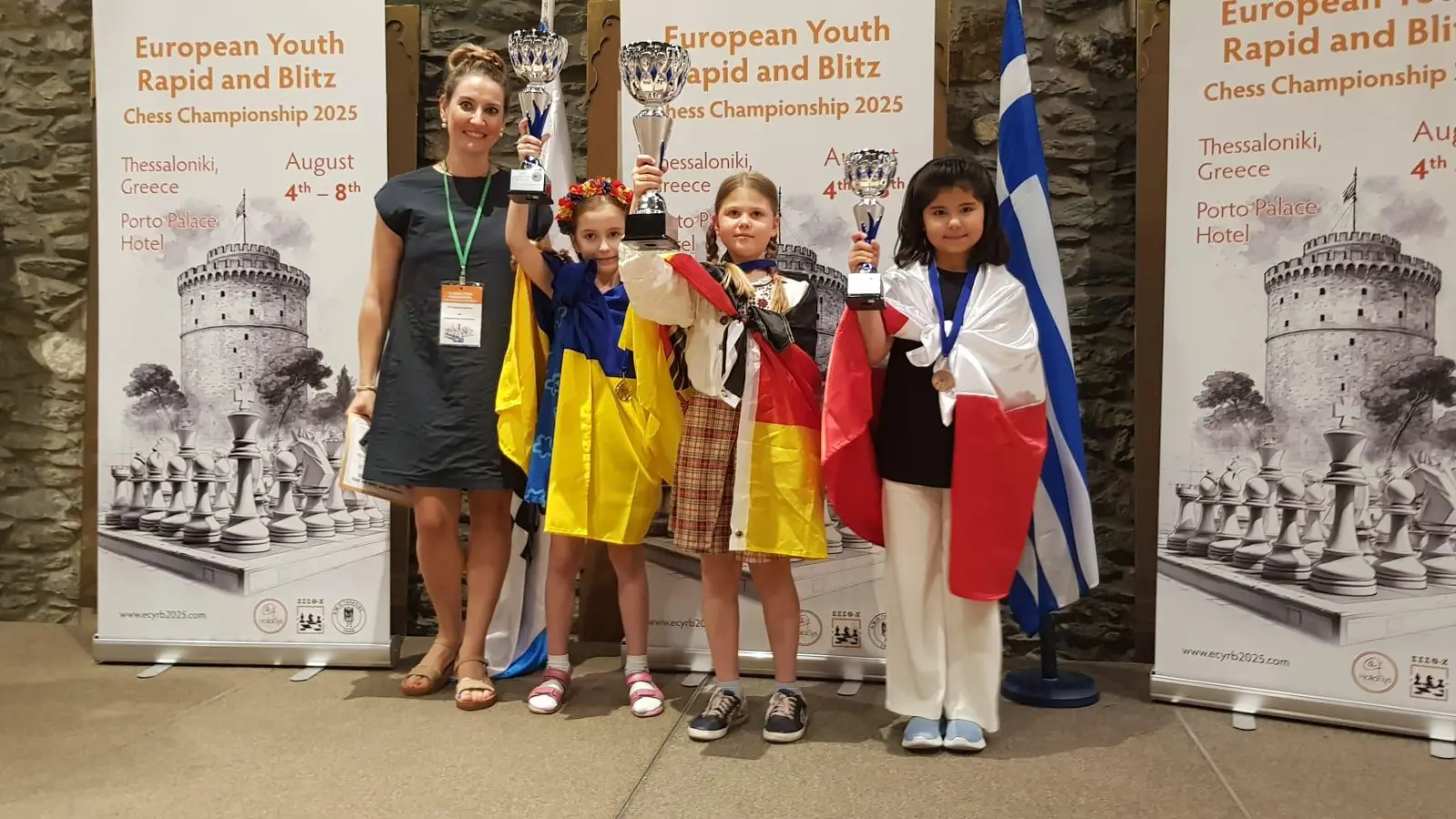 Sofi Lytvynenko (2.v.r.) bei der Siegerehrung in Thessaloniki, Griechenland, wo sie die Goldmedaille bei den Europameisterschaften holte. (Foto: Andrii Lytvynenko)