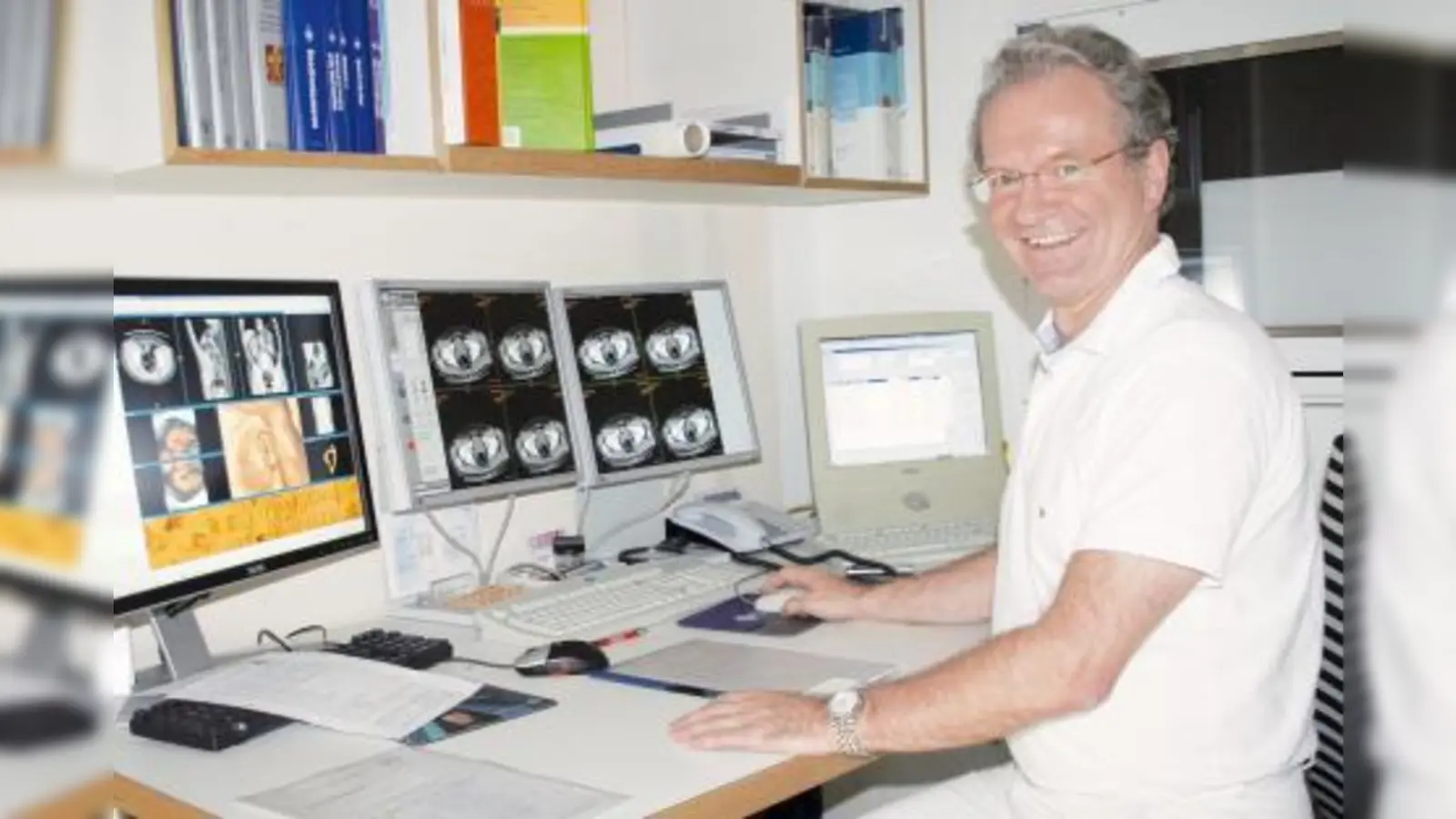 Dr. Risch, Ärztlicher Leiter der Radiologie Schwabing, am CT-Arbeitsplatz. Seit 3.11.2008 steht in der Radiologie Schwabing das neue CT Somatom Emotion 16RS für diese spezielle Untersuchung zur Verfügung.