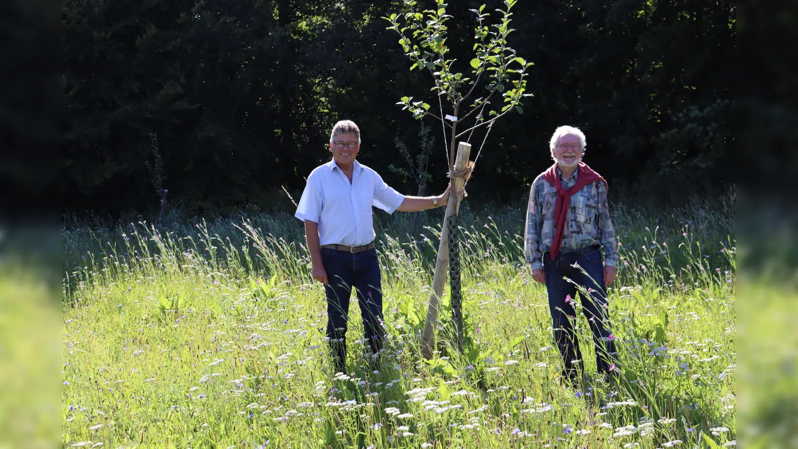 Bürgermeister Edwin Klostermeier und Klaus Birgmeir (v. l.) weihten jetzt die erste Streuobstwiese in Putzbrunn ein. (Foto: hw)