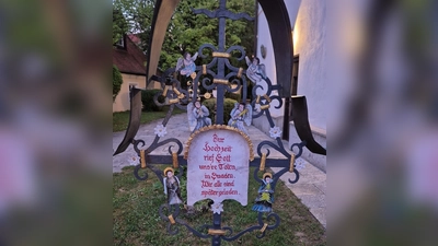Der Spruch auf dem Gedenkkreuz lautet: „Zur Hochzeit rief Gott uns&#39;re Toten in Gnaden. Wir alle sind später geladen.” (Foto: Ortskern-Freunde)
