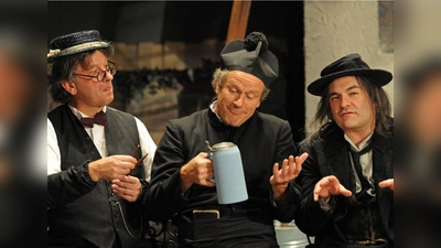 Peter Landstorfer (Mitte) feiert heuer das 30-jährige Bestehen seiner Bühne. Mit ihm freuen sich die Ensemblemitglieder Ludwig Schaffernicht (links) und Andreas Löscher. (Foto: Theater)