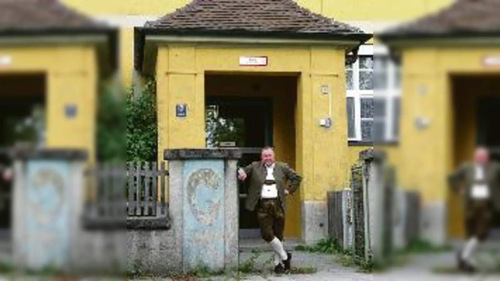 Der 74-jährige Rudolf »Waggi« Schneider vor dem Eingang seiner ehemaligen Schule in der Leipziger Straße. Als einziger der »3 lustigen Moosacher« kam er auch aus diesem Stadtteil.	 (Fotos: wei)