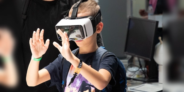 Sehr beliebt: Mit der VR-Brille in künstliche Welten eintauchen. (Foto: i!bk/Blessing)