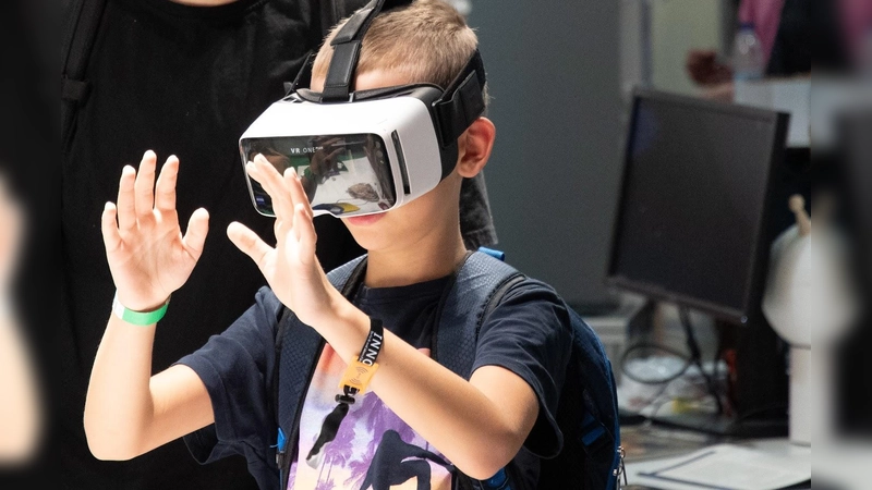 Sehr beliebt: Mit der VR-Brille in künstliche Welten eintauchen. (Foto: i!bk/Blessing)