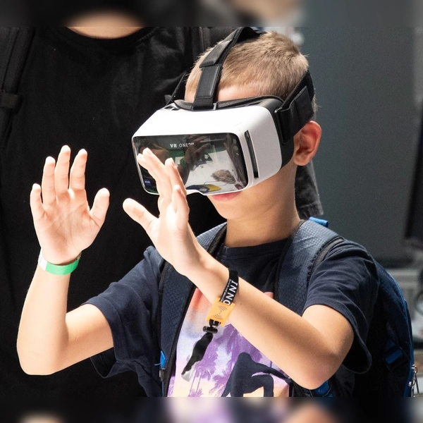 Sehr beliebt: Mit der VR-Brille in künstliche Welten eintauchen. (Foto: i!bk/Blessing)