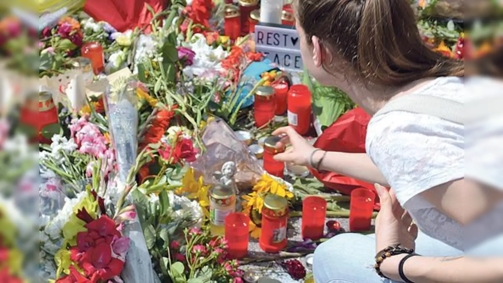 Unzählige Blumen, Kerzen und Stofftiere wurden zum Gedenken an die Opfer des Amoklaufs vor dem OEZ niedergelegt.	 (Foto: Rager)