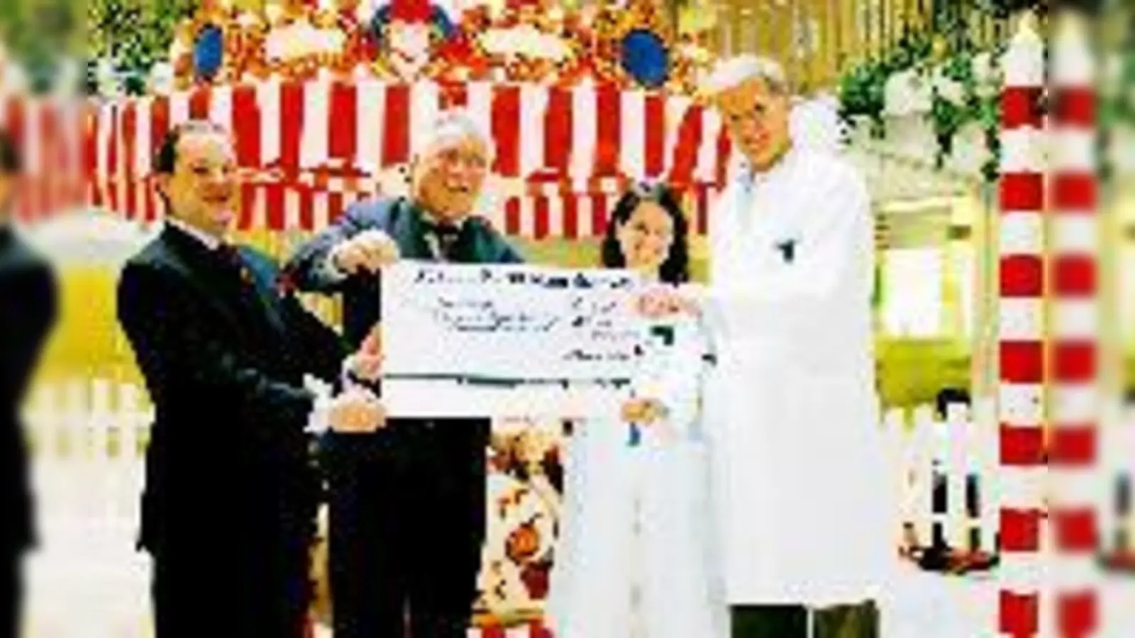 »Gemeinsame Aktivität erfahren!« Die Sparda-Bank, vertreten durch Ernst Menzel (2.v.l.), spendete am Montag 5000 Euro für den geplanten Anbau. Mit auf dem  (Foto: Projektpate Werner Lustig, Kinderärztin Dr. Martina Baethmann und Dr. Jochen Peters (v.l.).	Fo)